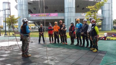 광주구조대 상무지구 인공암벽장에서 수직구조,어센딩,티롤리안 시스탬등 정기훈련 실시