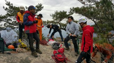 충북산악구조대 유관기관 합동 대야산 낙석위험지역 점검 및 제거